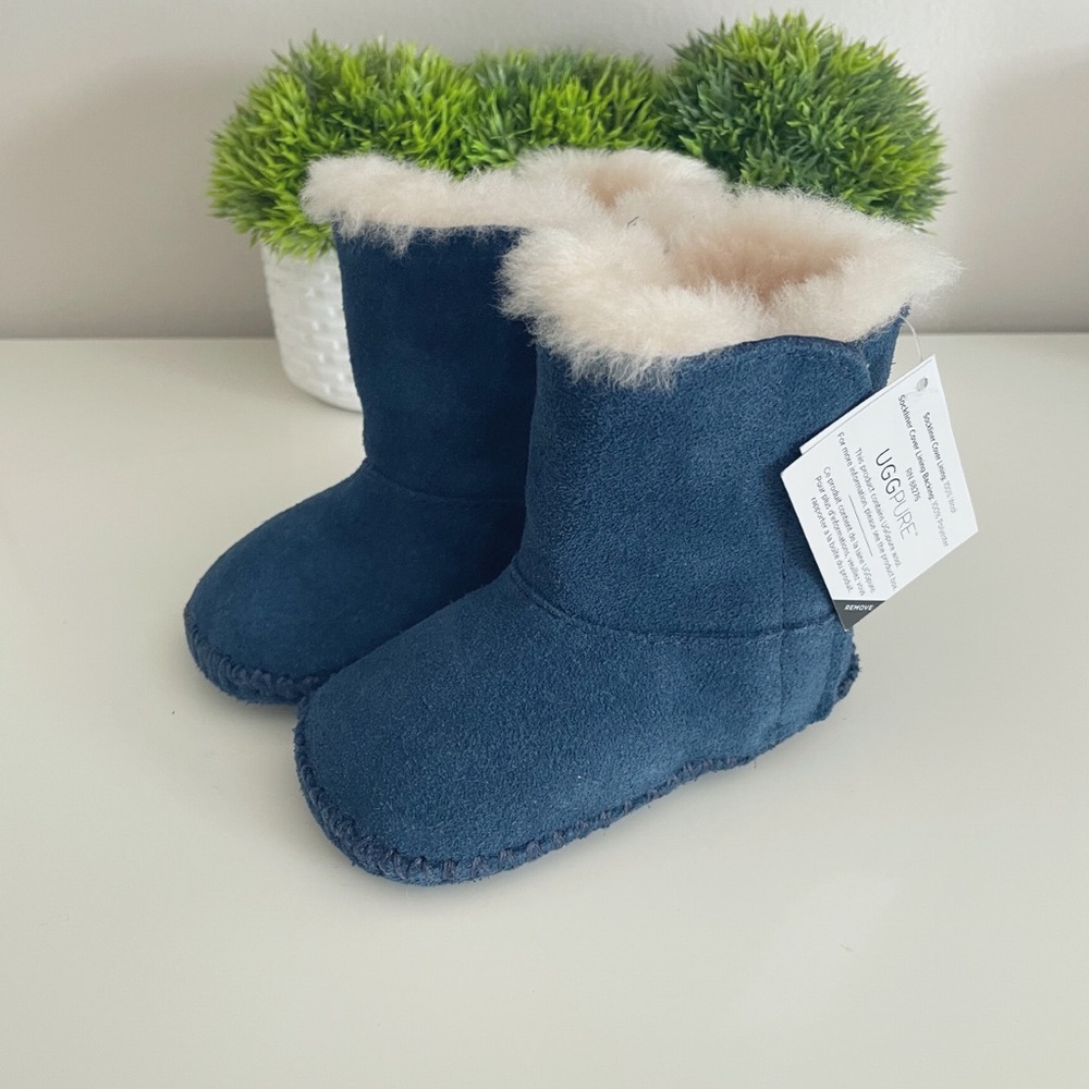 Baby Ugg Boots, size 4/5 - BRAND NEW